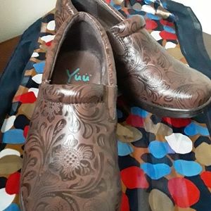 Yuu Bethanee Clogs, good shoes for nursing, medical jobs or cute with jeans!!